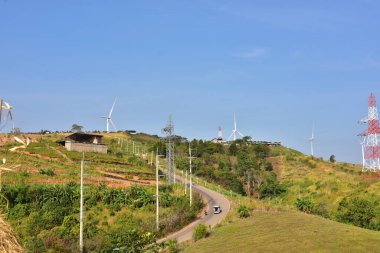 Rüzgar türbinleri ve dağlardaki yüksek voltaj kuleleri