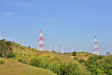 Rüzgar türbinleri ve dağlardaki yüksek voltaj kuleleri