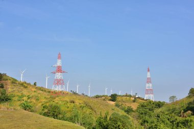 Rüzgar türbinleri ve dağlardaki yüksek voltaj kuleleri
