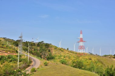 Rüzgar türbinleri ve dağlardaki yüksek voltaj kuleleri