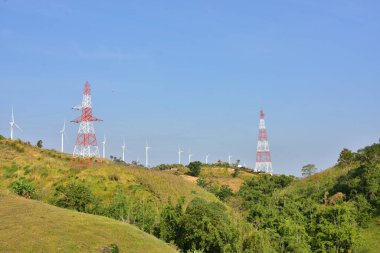 Rüzgar türbinleri ve dağlardaki yüksek voltaj kuleleri