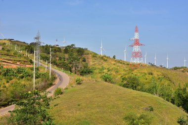 Rüzgar türbinleri ve dağlardaki yüksek voltaj kuleleri