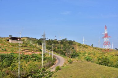 Rüzgar türbinleri ve dağlardaki yüksek voltaj kuleleri