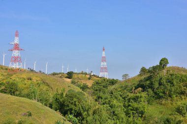 Rüzgar türbinleri ve dağlardaki yüksek voltaj kuleleri