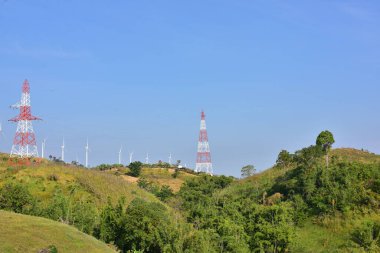 Rüzgar türbinleri ve dağlardaki yüksek voltaj kuleleri