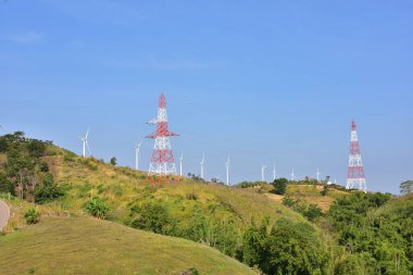 Rüzgar türbinleri ve dağlardaki yüksek voltaj kuleleri