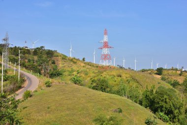 Rüzgar türbinleri ve dağlardaki yüksek voltaj kuleleri
