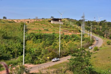 Rüzgar türbinleri ve dağlardaki yüksek voltaj kuleleri