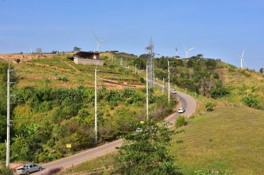 Rüzgar türbinleri ve dağlardaki yüksek voltaj kuleleri