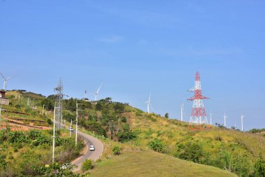 Rüzgar türbinleri ve dağlardaki yüksek voltaj kuleleri
