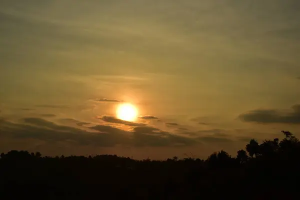 Красивий Захід Сонця Над Тропічним Лісом — стокове фото