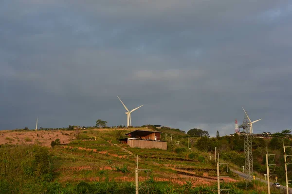 Rüzgar türbinleri ve dağlardaki yüksek voltaj kuleleri