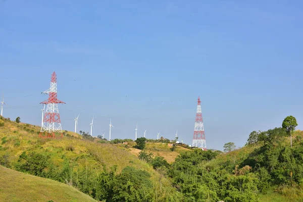 Rüzgar türbinleri ve dağlardaki yüksek voltaj kuleleri