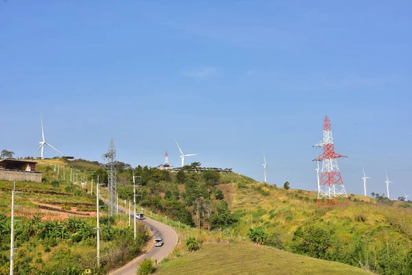 Rüzgar türbinleri ve dağlardaki yüksek voltaj kuleleri