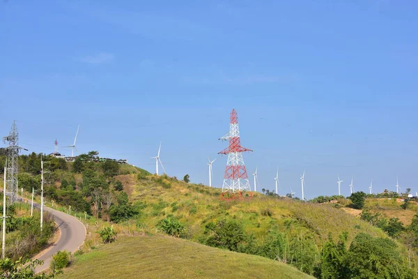 Rüzgar türbinleri ve dağlardaki yüksek voltaj kuleleri
