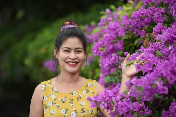 Asian Woman Posing Pink Flowers Garden — Stock Photo, Image