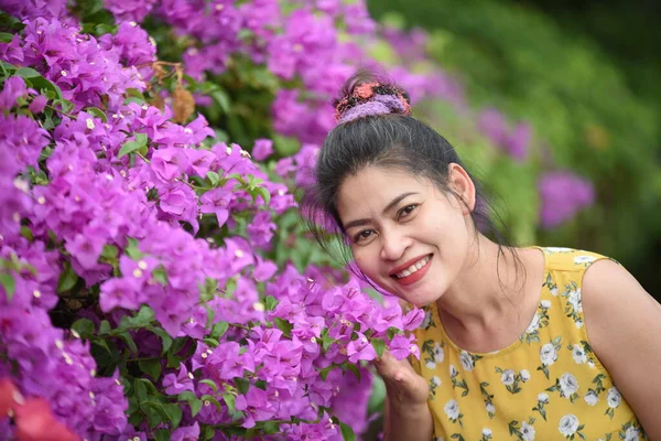 Bahçedeki Pembe Çiçeklerin Yanında Poz Veren Asyalı Kadın — Stok fotoğraf