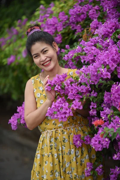 Asian Woman Posing Pink Flowers Garden — Stock Photo, Image