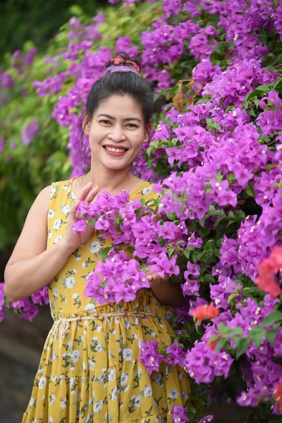 Bahçedeki Pembe Çiçeklerin Yanında Poz Veren Asyalı Kadın — Stok fotoğraf