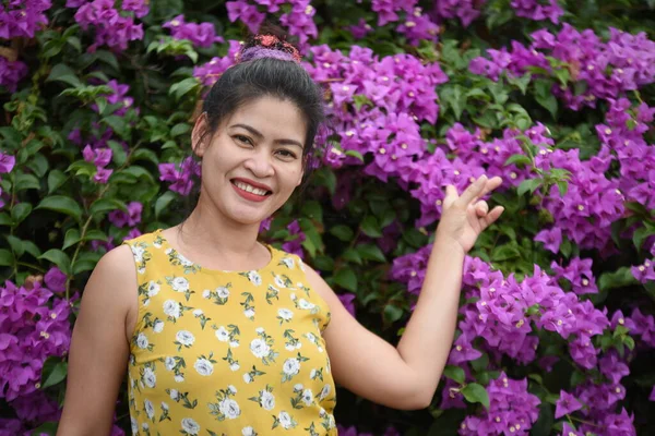 Femme Asiatique Posant Près Fleurs Roses Dans Jardin — Photo