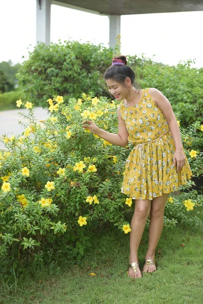 Asian Woman Posing Yellow Flowers Garden — Stock Photo, Image