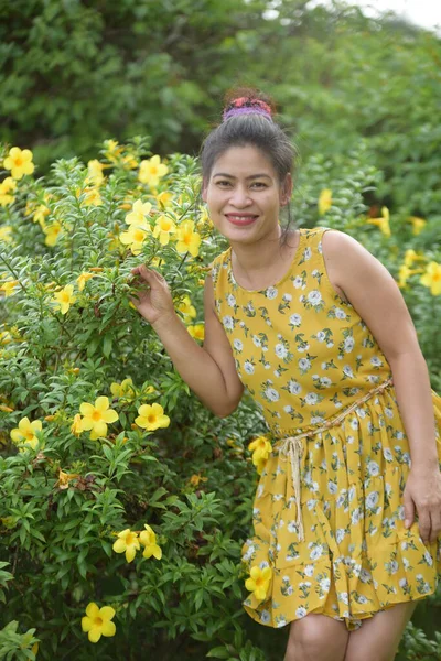 Asian Woman Posing Yellow Flowers Garden — Stock Photo, Image