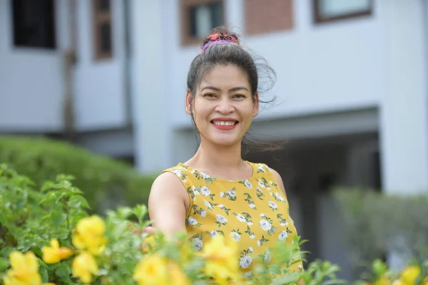 Asiatin Posiert Gelben Blumen Garten — Stockfoto