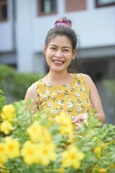 Asian Woman Posing Yellow Flowers Garden — Stock Photo, Image