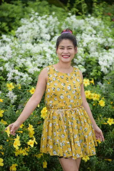 Bahçede Sarı Çiçeklerle Poz Veren Asyalı Kadın — Stok fotoğraf