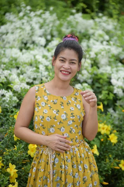 Asian Woman Posing Yellow Flowers Garden — Stock Photo, Image