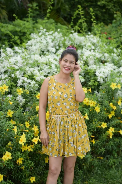Asiatisk Kvinna Poserar Gula Blommor Trädgården — Stockfoto