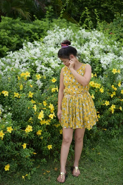 Азиатская Женщина Позирует Желтых Цветах Саду — стоковое фото