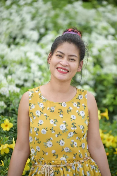 Asian Woman Posing Yellow Flowers Garden — Stock Photo, Image