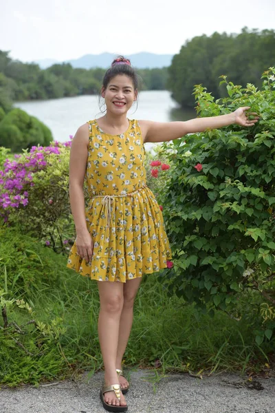Asiatisk Kvinna Grön Park — Stockfoto