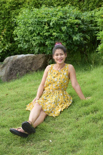 Asian Woman Green Park — Stock Photo, Image