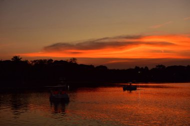Nehrin üzerinde turuncu gün batımı