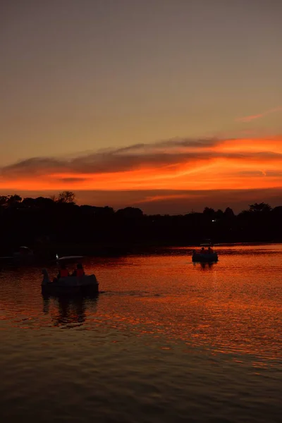 Puesta Sol Naranja Sobre Río — Foto de Stock