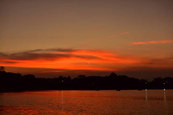 Céu Amarelo Dourado Bonito Após Por Sol Retrato Pôr Sol — Fotografia de Stock