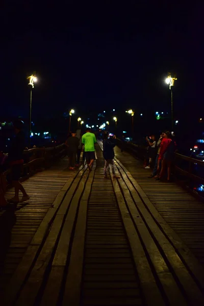Gente Con Linterna Voladora Ciudad Nocturna —  Fotos de Stock