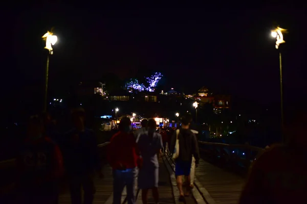 Gente Con Linterna Voladora Ciudad Nocturna — Foto de Stock