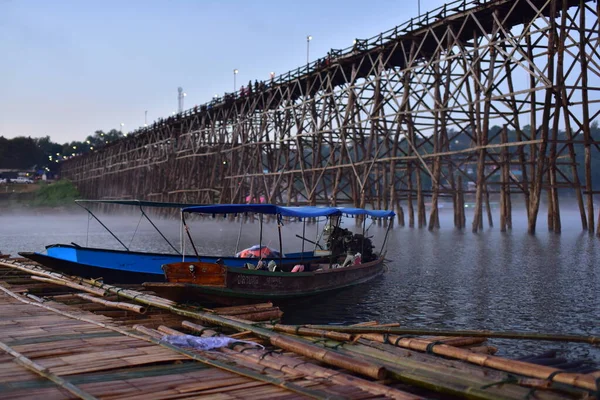 Hohe Holzbrücke Über Den Fluss — Stockfoto