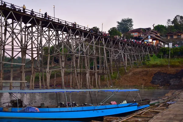 Hohe Holzbrücke Über Den Fluss — Stockfoto