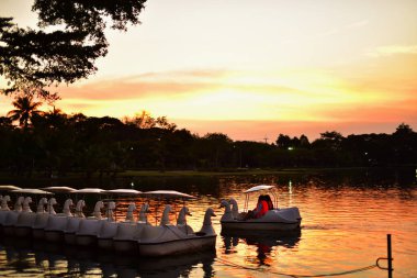 Tayland 'da gölün üzerinde güzel bir gün batımı