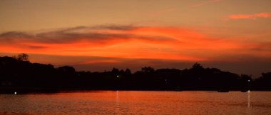 Tayland 'da gölün üzerinde güzel bir gün batımı