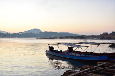 Tayland 'da nehrin üzerinde güzel bir gün batımı
