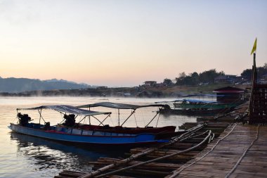 Tayland 'da nehrin üzerinde güzel bir gün batımı