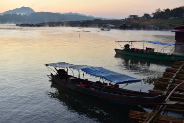 Tayland 'da nehrin üzerinde güzel bir gün batımı
