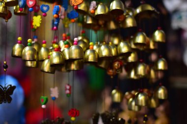 Asya pazarında hediyelik eşya çanları