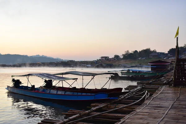 Tayland 'da nehrin üzerinde güzel bir gün batımı