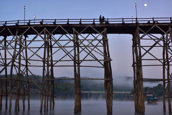 Puente Madera Alto Sobre Río — Foto de Stock